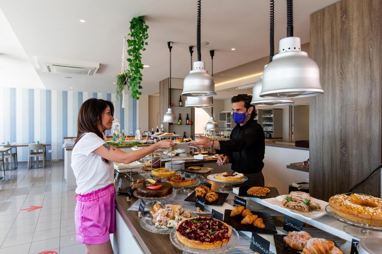 Hotel Alexandra - Beach Front - Healthy Xxl Breakfast & Brunch Until 12 30 - Parking Included 米萨诺阿德里亚蒂科 外观 照片