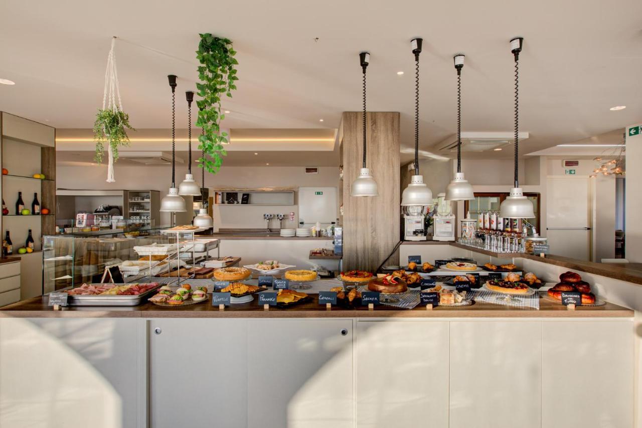 Hotel Alexandra - Beach Front - Healthy Xxl Breakfast & Brunch Until 12 30 - Parking Included 米萨诺阿德里亚蒂科 外观 照片
