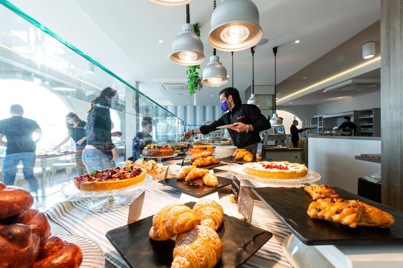 Hotel Alexandra - Beach Front - Healthy Xxl Breakfast & Brunch Until 12 30 - Parking Included 米萨诺阿德里亚蒂科 外观 照片