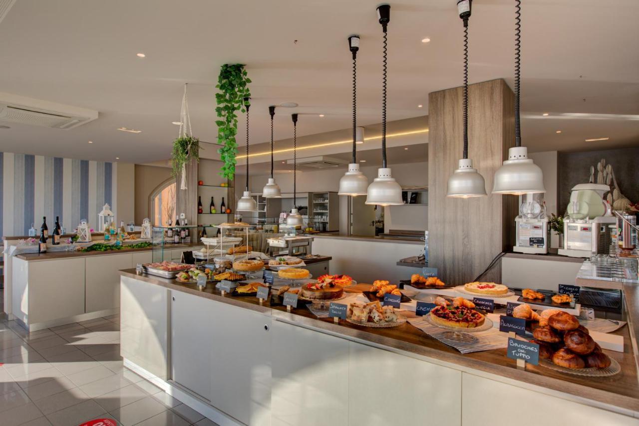 Hotel Alexandra - Beach Front - Healthy Xxl Breakfast & Brunch Until 12 30 - Parking Included 米萨诺阿德里亚蒂科 外观 照片