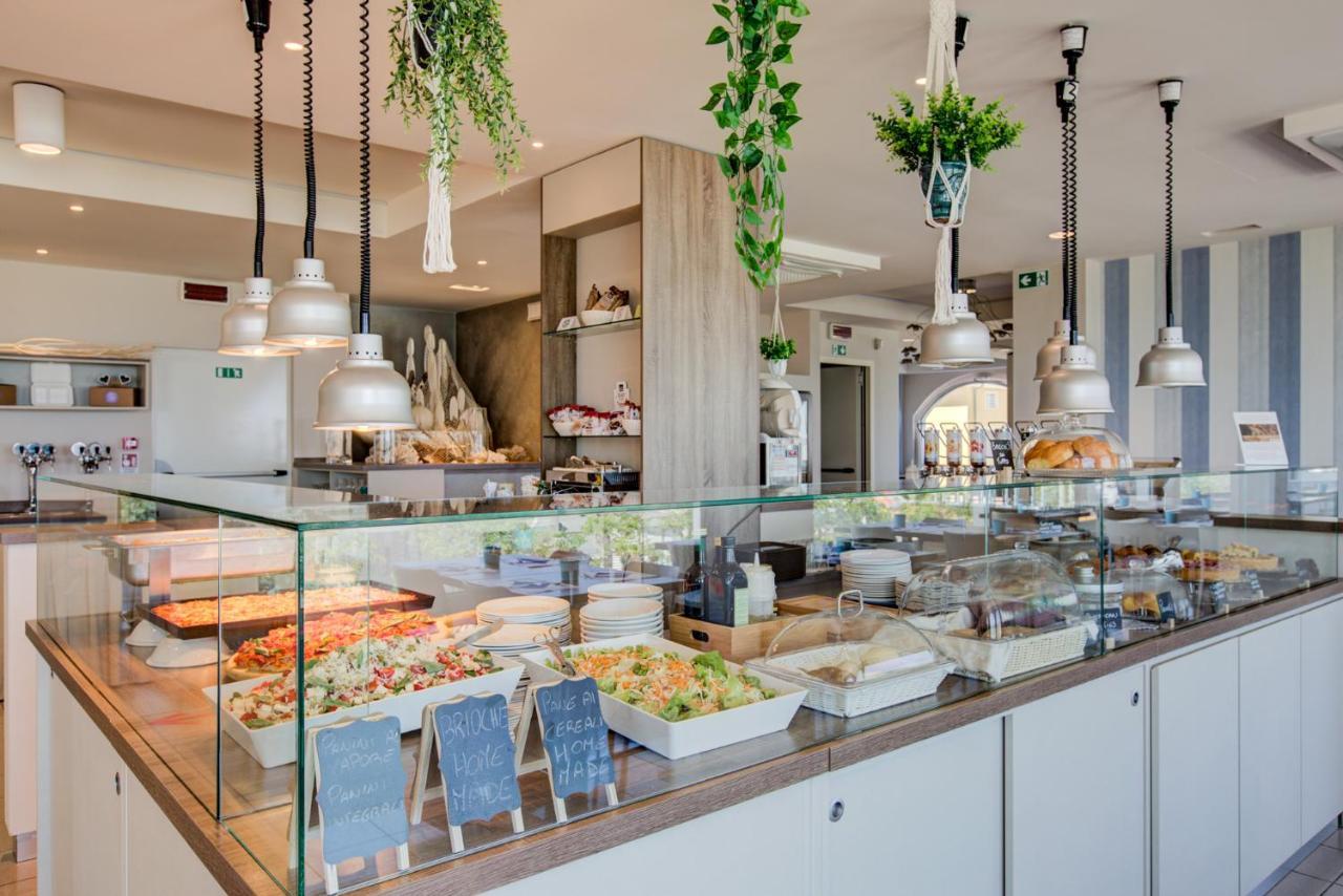 Hotel Alexandra - Beach Front - Healthy Xxl Breakfast & Brunch Until 12 30 - Parking Included 米萨诺阿德里亚蒂科 外观 照片